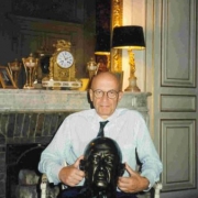 Франсуа Жибо у себя дома со своим бронзовым бюстом работы Стауба. На столе стоит такой же Ленин, кстати. Париж, 1995 г.